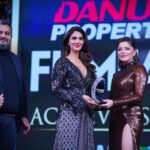 Kanika Kapoor Instagram - @filmfareme #dubai Thank you @rizwan.sajan for the hospitality ⭐️ @davidkoma @kiwarkis @glinksmedia @swetavkapoor @alexandermcqueen @hanut101 @kamyenjewellery #kanikakapoor #india #london #dubai
