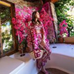 Kanika Kapoor Instagram - 🎀 #kanikakapoor #music #musician #loveyou #dg #dolcegabbana #mykonos #greece #insta #fashionstyle #fantasy #india
