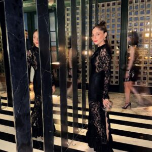 Kanika Kapoor Instagram - Bombay dreams @artmumbaiofficial 🖤

📸 @purna02