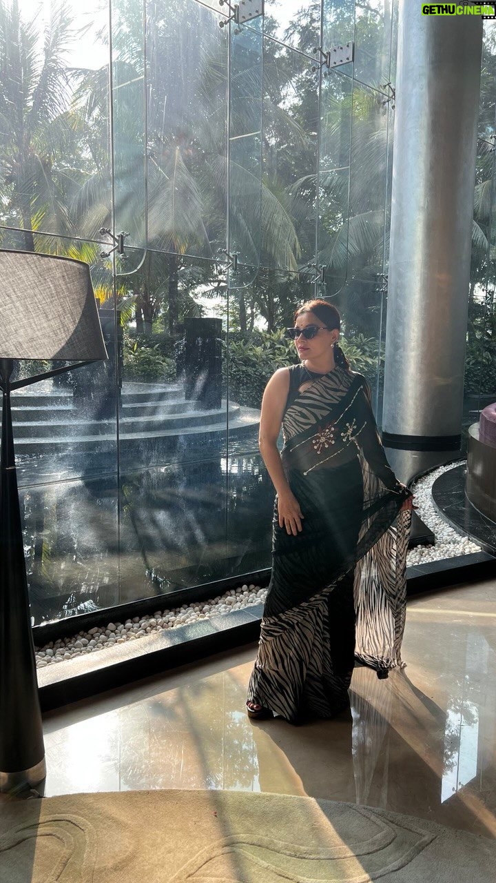Kanika Maheshwari Instagram - My two favourite things: Love and Saree. Saree Love Affairs...💫💖 #black #nature #sunglasses #classy #elegant #beautiful #love #happy #world #saree #sareelove #sareelover #elegance #blessedlife #blessed #happiness #beauty #kanikamaheshwari