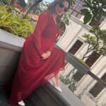 Kanika Maheshwari Instagram - Maroon is a colour of spirituality, and its also my colour of identity as Osho says “There is a special purpose which you might not be aware of, but it will become apparent as soon as everyone is in maroon." #maroon #sanyaas #maroondress #osholovers #love #osho #life #god #faith #faithoverfear #godbless #blessings #blessed #love #peace #believer #bekind #beautiful #peaceful #peaceofmind #lifelessons #lifecoach #lifecoachinglessons #smile #god #godisgood #blessings #lifeisgood #faithful #kanicamaheshwari