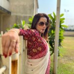 Kanika Maheshwari Instagram - Coolness level: Saree chic! 😎🌺 #cool #saree #sunglasses #nature #outside #beauty #happy #happiness #photooftheday #lovemyself #red #white #sareelove #sareelover #fashion #sunglass #coolness #chic #awesome #kanikamaheshwari