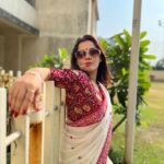 Kanika Maheshwari Instagram - सुंदरता आकर्षित करती है.. मगर प्रेम का आधार नहीं है। लेकिन प्रेम सौंदर्य का आधार है, प्रेम में हर चीज सुंदर हो जाती है.. जिससे भी तुम्हें प्रेम होगा उसमें ही तुम्हें सौंदर्य दिखाई देगा #osho #love #oshoquotes #cool #saree #sunglasses #nature #outside #beauty #happy #happiness #photooftheday #lovemyself #red #white #sareelove #sareelover #fashion #sunglass #coolness #chic #awesome #kanikamaheshwari