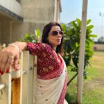 Kanika Maheshwari Instagram - सुंदरता आकर्षित करती है.. मगर प्रेम का आधार नहीं है। लेकिन प्रेम सौंदर्य का आधार है, प्रेम में हर चीज सुंदर हो जाती है.. जिससे भी तुम्हें प्रेम होगा उसमें ही तुम्हें सौंदर्य दिखाई देगा #osho #love #oshoquotes #cool #saree #sunglasses #nature #outside #beauty #happy #happiness #photooftheday #lovemyself #red #white #sareelove #sareelover #fashion #sunglass #coolness #chic #awesome #kanikamaheshwari