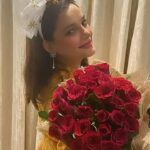 Kanika Maheshwari Instagram - blushing roses, beautiful soul🌹💫 #roses #red #yellow #smile #petals #lovely #beautiful #beauty #happy #blessed #happiness #life #happylife #flowers #love #dress #lookinggood #kanikamaheshwari