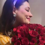 Kanika Maheshwari Instagram - Entangled in petals and lovely proses💞🌹🌟 #roses #red #yellow #smile #petals #lovely #beautiful #beauty #happy #blessed #happiness #life #happylife #flowers #love #dress #lookinggood #kanikamaheshwari