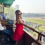 Kanika Maheshwari Instagram - Life is too short to wear boring colors. Go red!❤️✨ #horserace #race #horseriding #event #memory #good #fun #experience #new #horses #racing #heels #reddress #red #beautiful #lookinggood #feelingbeautiful #kanikamaheshwari Mahalaxmi Racecourse