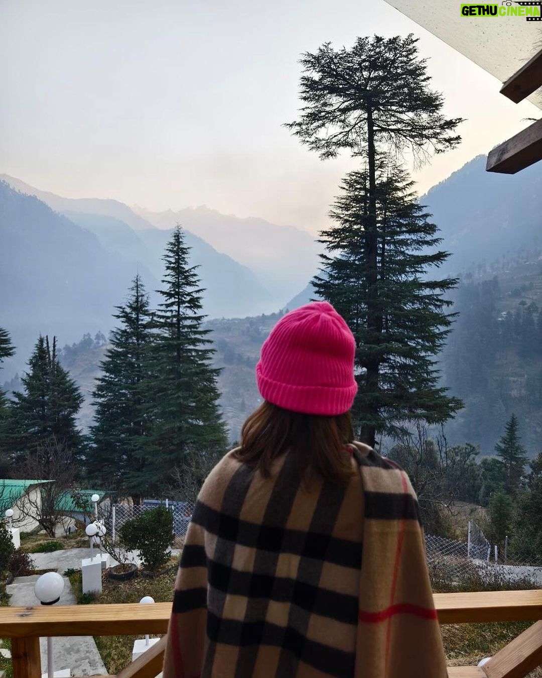 Kanika Maheshwari Instagram - Sometimes weather plays an important role, One understands how to come out of comfort zone and enjoy the beauty of Mother Earth❄️🏔️✨ #mountains #winter #trip #vacation #beauty #mothernature #motherearth #nature #comfort #beautiful #cozy #coldweather #cold #view #life #amazinglife #lifestyle #love #blessed #kasol #kasoldiaries #kasoltrip #hills #love #happy #happiness #kanikamaheshwari Kasol
