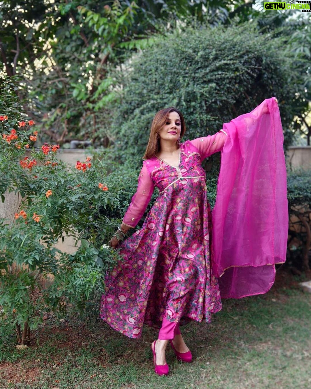 Kanika Maheshwari Instagram - In pink, nature's sync. πΏπ Suit: @ambraee_ #beautiful #beauty #love #suit #indiansuit #loving #instagood #photo #photooftheday #photography #sun #sunlight #nature #greenery #princess #amazing #kanikamaheshwari