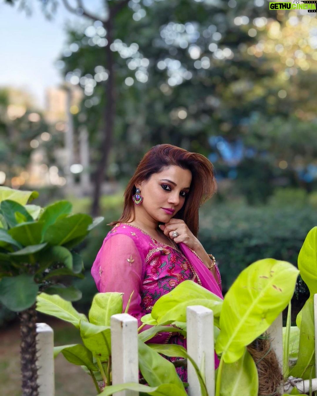 Kanika Maheshwari Instagram - In pink, nature's sync. πΏπ Suit: @ambraee_ #beautiful #beauty #love #suit #indiansuit #loving #instagood #photo #photooftheday #photography #sun #sunlight #nature #greenery #princess #amazing #kanikamaheshwari