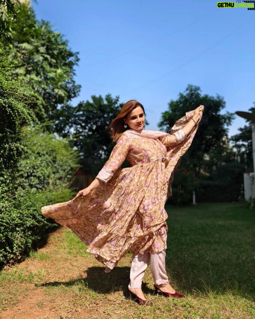 Kanika Maheshwari Instagram - Draped in this suit, feeling like a modern-day princess, basking in the golden embrace of natural sunlight. 👑💖🌞 Suit: @ambraee_ #beautiful #beauty #love #suit #indiansuit #loving #instagood #photo #photooftheday #photography #sun #sunlight #nature #greenery #princess #amazing #kanikamaheshwari