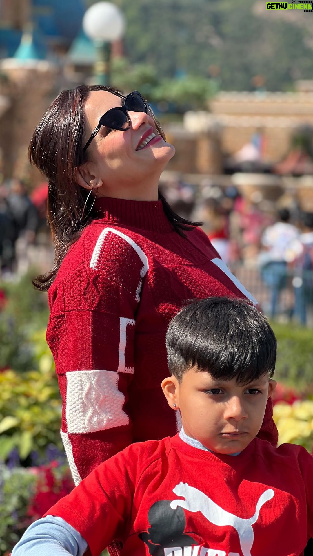 Kanika Maheshwari Instagram - Merry Christmas🎄💗🎅 #christmas #merrychristmas #xmas #hongkong #celebration #hongkonger #happy #fun #love #celebrations #happiness #family #happytime #blessed #blessings #kanikamaheshwari Hong Kong Disneyland