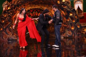 Kanika Mann Instagram - Swipe left to see why Tara and Dev look so excited ♥️
Don’t forget to tune in to #bigboss weekend ka war this Sunday 💫
#chandjalnelaga #colors #jiocinema