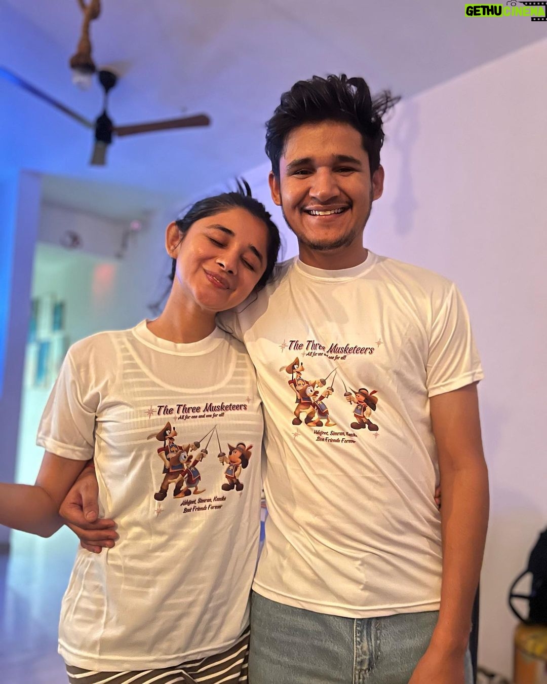 Kanika Mann Instagram - Hain ? Mera bhai hua hai 😃😃 Aaaj muje tuition ki chutti krne do please 😀 And mummy agreed ! 💃 -That was me on 1st October 2001 … Chal ab happy birthday 🥳 Mr Mann 🤗🤗 Itni ID hain teri , samajh e ni aaya tag kise kru 🤷🏻♀️ Thanks to #kanikadre for making it more special for him ♥️