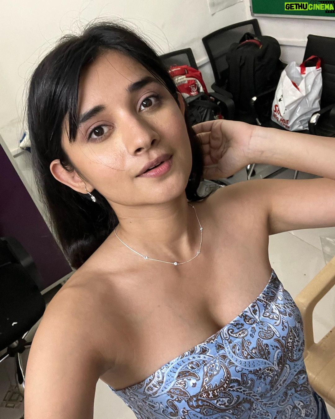 Kanika Mann Instagram - Phone a friend 📞