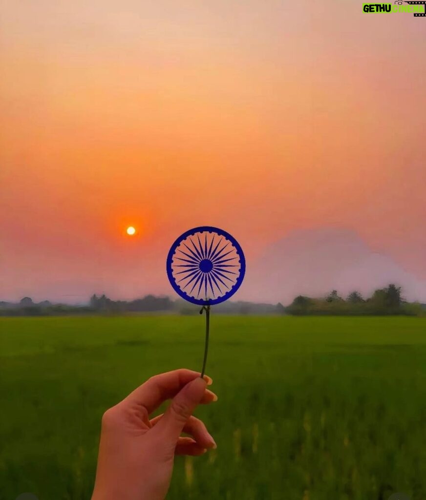 Kanika Mann Instagram - Let’s honour the struggles of many brave hearts who fought for country’s freedom 🇮🇳 Happy Independence Day! Stolen this picture from @inediting_ .. Such a beautiful one ♥️🇮🇳