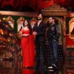 Kanika Mann Instagram - Swipe left to see why Tara and Dev look so excited ♥️ Don’t forget to tune in to #bigboss weekend ka war this Sunday 💫 #chandjalnelaga #colors #jiocinema