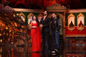 Kanika Mann Instagram - Swipe left to see why Tara and Dev look so excited ♥️
Don’t forget to tune in to #bigboss weekend ka war this Sunday 💫
#chandjalnelaga #colors #jiocinema