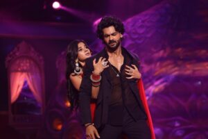 Kanika Mann Instagram - Swipe left to see why Tara and Dev look so excited ♥️
Don’t forget to tune in to #bigboss weekend ka war this Sunday 💫
#chandjalnelaga #colors #jiocinema