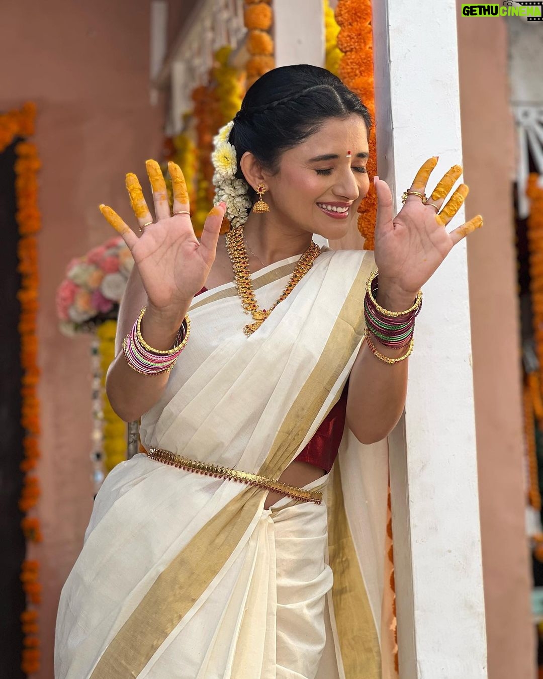 Kanika Mann Instagram - A thowback to wish you all #happyonam 🌸🌼