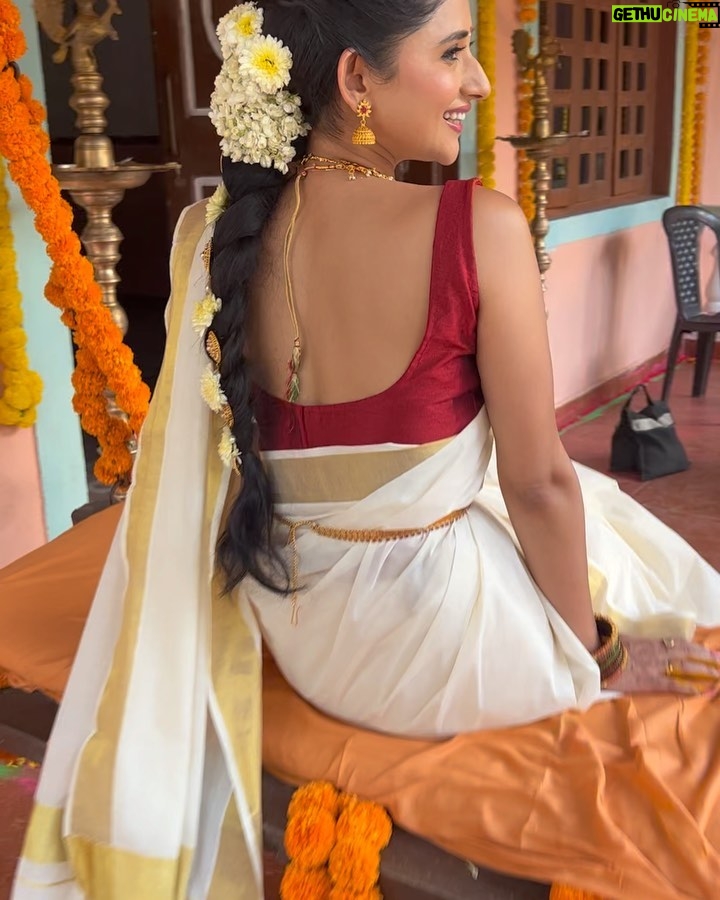 Kanika Mann Instagram - A thowback to wish you all #happyonam 🌸🌼