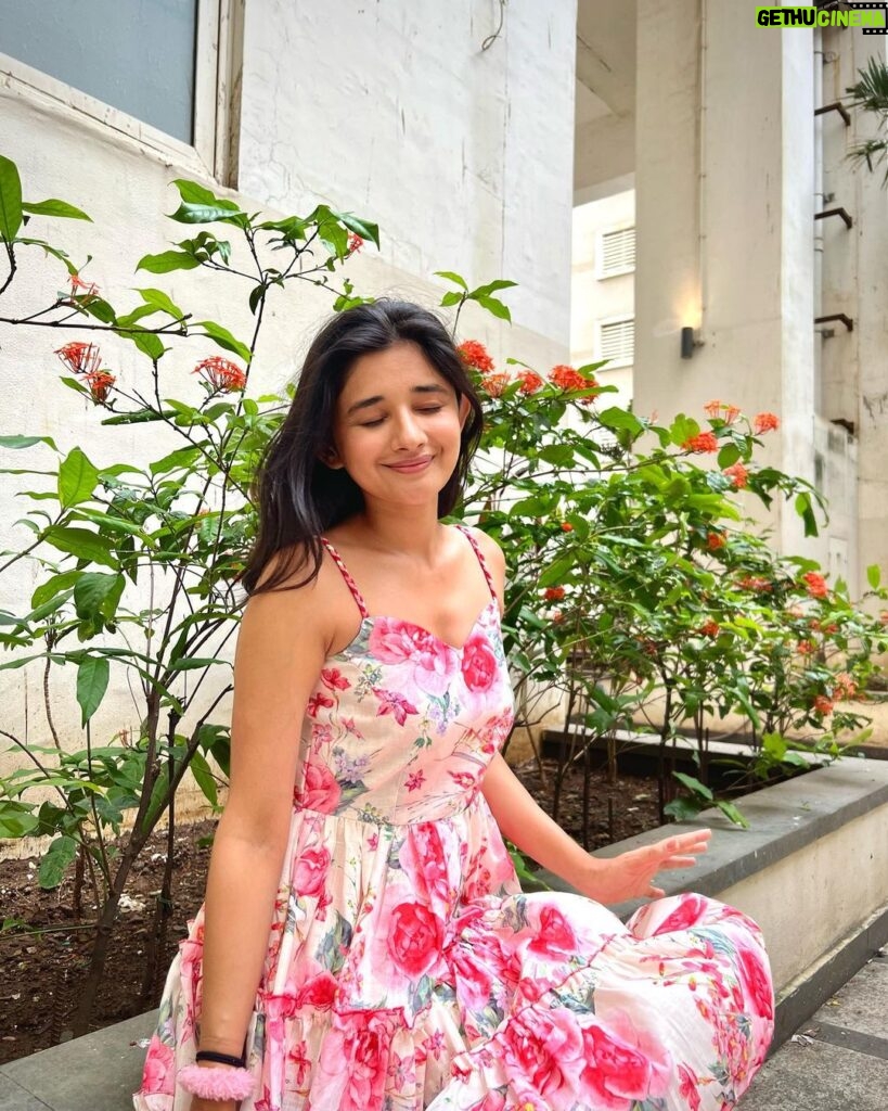 Kanika Mann Instagram - Flowers make me happy 💐 So you can send 🫢 Styling @littlepuffsofhappiness Outfit @idaho_o Assisted by @the.am.official