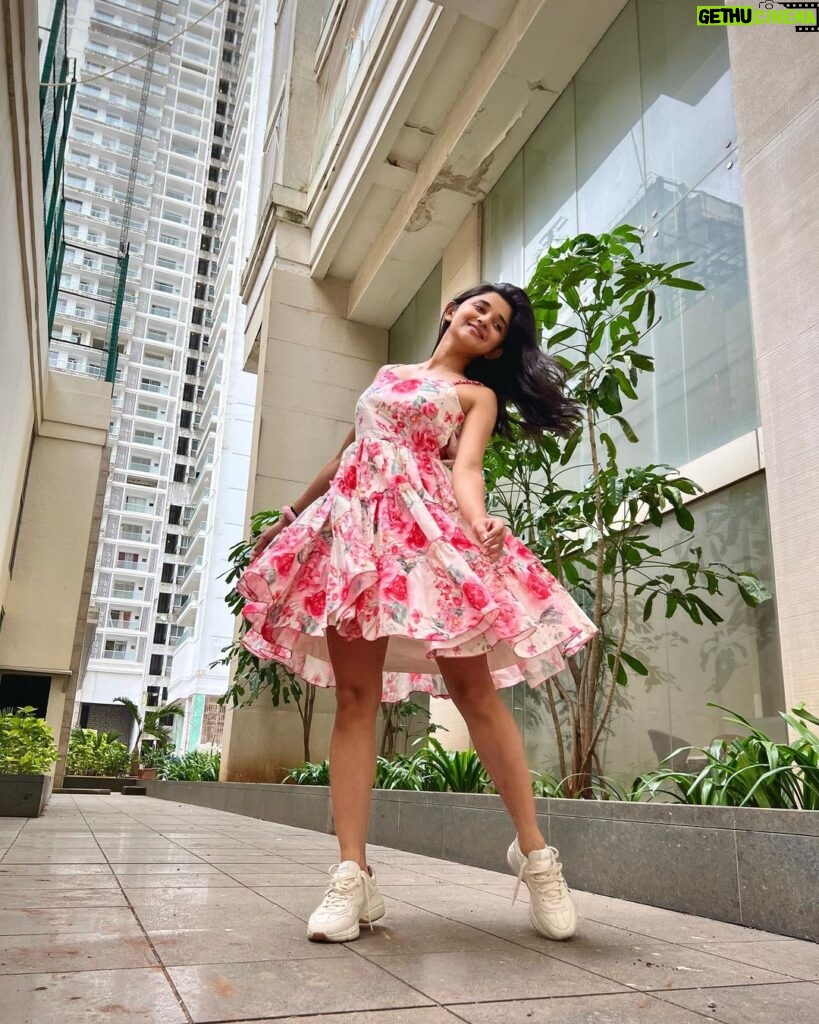Kanika Mann Instagram - Flowers make me happy 💐 So you can send 🫢 Styling @littlepuffsofhappiness Outfit @idaho_o Assisted by @the.am.official