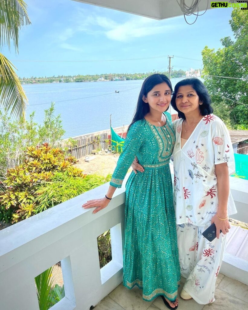 Kanika Mann Instagram - Happy friendship’s day to all the friends and ex friends and would be friends ♥️ 1- My father is the strongest 💪🏿 2- here for the smiles 🤗 3- maa - beti 4 - hi phriend ♥️ 5- the fun partners 💃♥️ 6- chal ishq ladayein sanam 7-please click 1 picture 📸 8-the sunset time ☀️ 9- khao peeeyo khush raho 🥘 10-yaaay kya baaaat hai bhai 💪🏿 Kerala