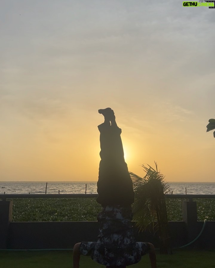 Kanika Mann Instagram - Happy friendship’s day to all the friends and ex friends and would be friends ♥️ 1- My father is the strongest 💪🏿 2- here for the smiles 🤗 3- maa - beti 4 - hi phriend ♥️ 5- the fun partners 💃♥️ 6- chal ishq ladayein sanam 7-please click 1 picture 📸 8-the sunset time ☀️ 9- khao peeeyo khush raho 🥘 10-yaaay kya baaaat hai bhai 💪🏿 Kerala