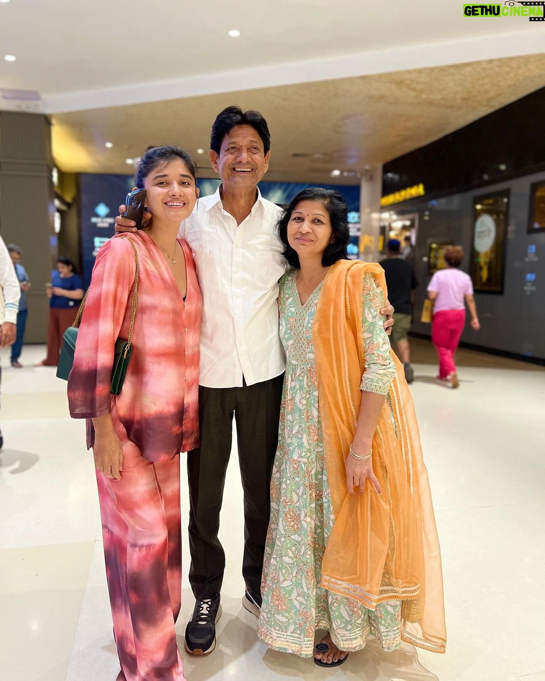 Kanika Mann Instagram - How was your day ? Mine was beautiful ♥️ We watched #rockyranikipremkahani and loved it , did some shopping (all for me ) and thn had khoob sara khaaana at @musaafer.india 🥘