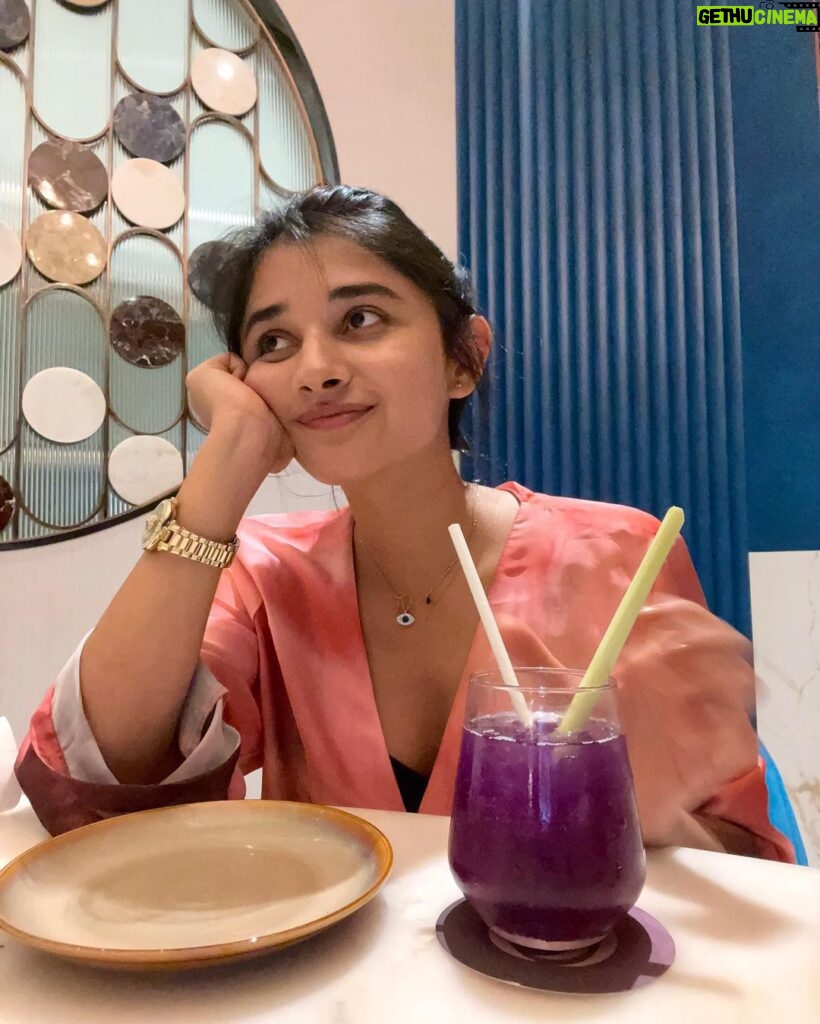Kanika Mann Instagram - How was your day ? Mine was beautiful ♥️ We watched #rockyranikipremkahani and loved it , did some shopping (all for me ) and thn had khoob sara khaaana at @musaafer.india 🥘