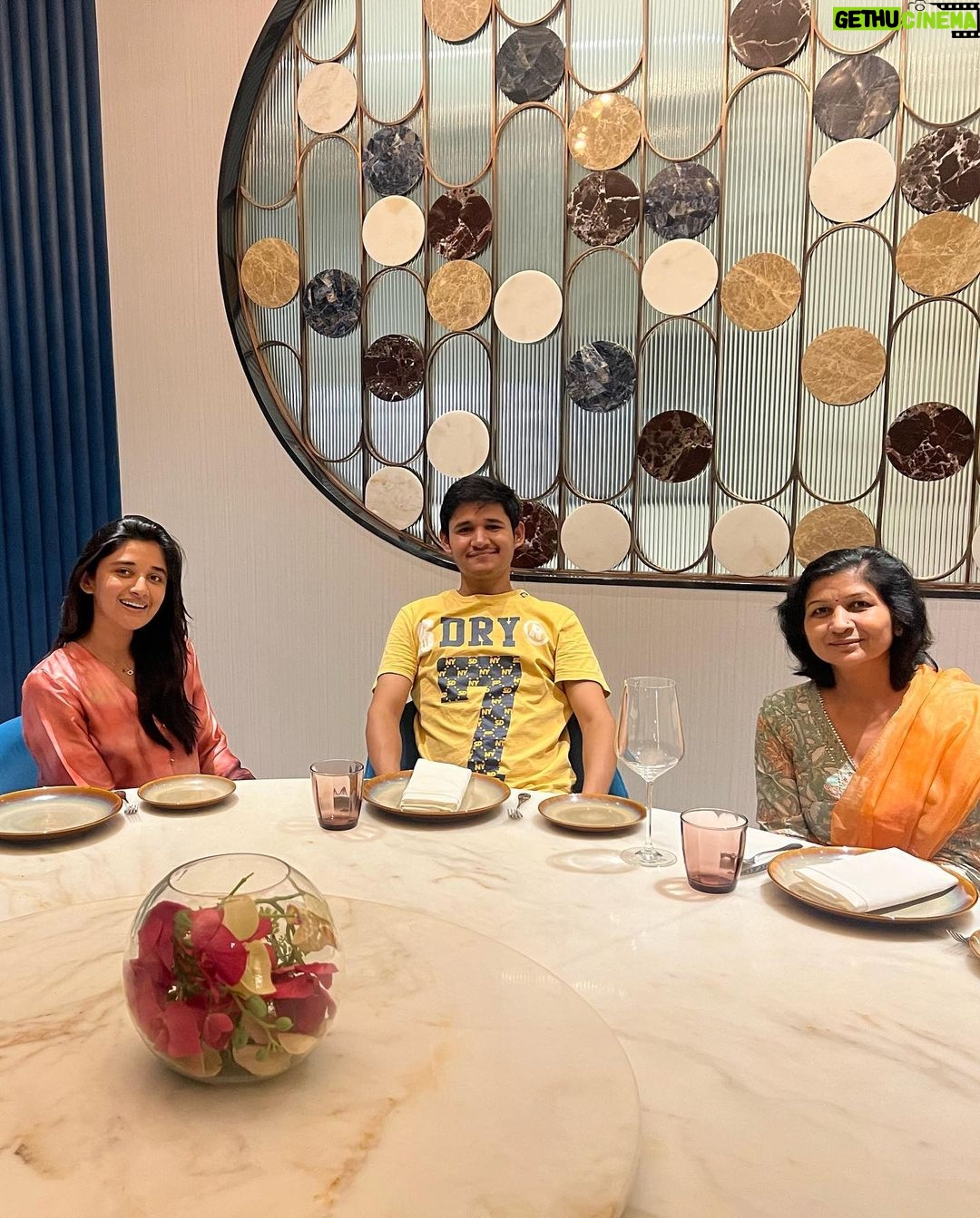 Kanika Mann Instagram - How was your day ? Mine was beautiful ♥️ We watched #rockyranikipremkahani and loved it , did some shopping (all for me ) and thn had khoob sara khaaana at @musaafer.india 🥘