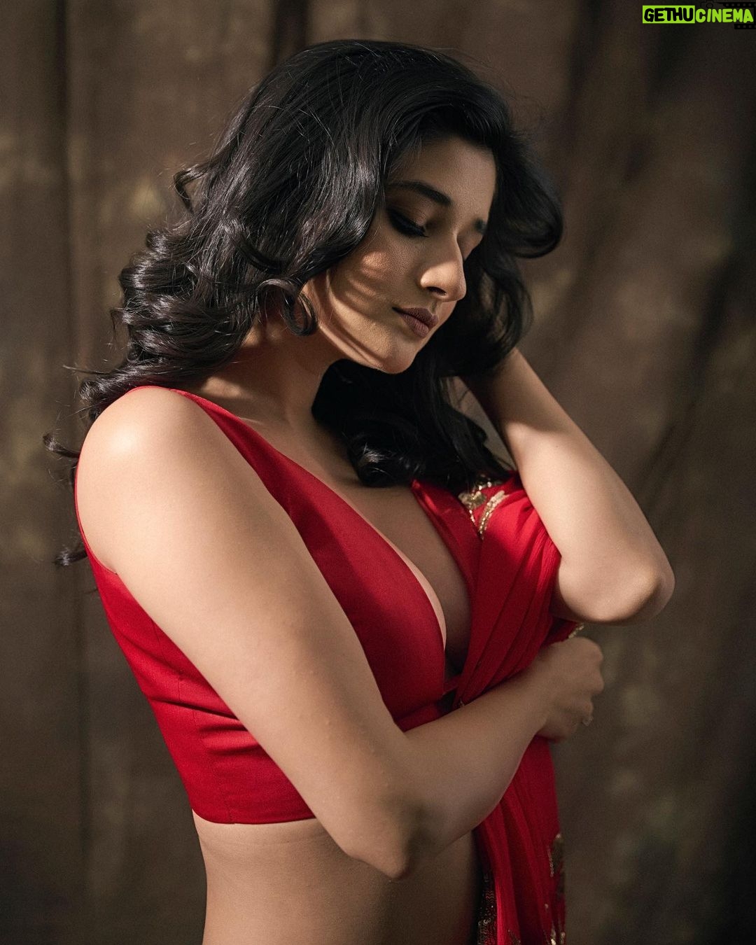 Kanika Mann Instagram - Pleeeeeeeeeeeeeez Help me choose the best …♥️ Styled by : @kmundhe4442 Outfit by : @@thelabelkirtisinghofficial Mua : @komalkumavat_makeovers Hairstylis : @rutujahairstylist Jewellry by : @the_jewel_gallery Photographer: @gohil_jeet