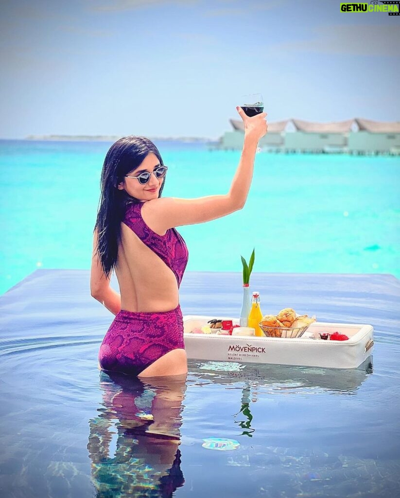 Kanika Mann Instagram - In case you missed your breakfast 💁🏻‍♀️ . . . . . Styling : @littlepuffsofhappiness Outfit : @kairesortwear PR : @manalirawat @movenpickkuredhivarumaldives #MovenpickKuredhivaruMaldives #movenpickmaldives #MovenpickHotels @visitmaldives #visitmaldives #maldives @thinkstrawberries #thinkstrawberries Mövenpick Maldives