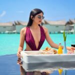 Kanika Mann Instagram - In case you missed your breakfast 💁🏻‍♀️ . . . . . Styling : @littlepuffsofhappiness Outfit : @kairesortwear PR : @manalirawat @movenpickkuredhivarumaldives #MovenpickKuredhivaruMaldives #movenpickmaldives #MovenpickHotels @visitmaldives #visitmaldives #maldives @thinkstrawberries #thinkstrawberries Mövenpick Maldives