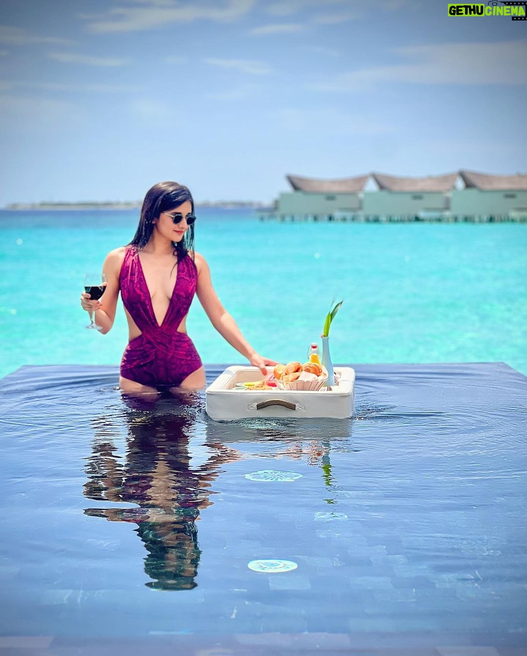 Kanika Mann Instagram - In case you missed your breakfast 💁🏻♀️ . . . . . Styling : @littlepuffsofhappiness Outfit : @kairesortwear PR : @manalirawat @movenpickkuredhivarumaldives #MovenpickKuredhivaruMaldives #movenpickmaldives #MovenpickHotels @visitmaldives #visitmaldives #maldives @thinkstrawberries #thinkstrawberries Mövenpick Maldives