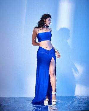 Kanika Mann Instagram - It’s blue all around 💙

.

.

.

Styled by : @kmundhe4442 
Outfit by : @houseofcb 
Mua : @komalkumavat_makeovers
Hair : @rutujahairstylist 
Jewellry by : @baala_jewels
Photographer: @gohil_jeet