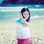 Kaoru Okunuki Instagram - . 海で着たのはatelierA×TOGAのコラボTシャツ 友人が主催している縁から長く参加している、アトリエエー。 ダウン症や自閉症の子どもたちと絵を描いたり、おしゃべりをしたり。年齢も職業も多種多様のゆるやかなコミュニティです。 20周年を記念して、メンバーの作品をTOGAがこんなに可愛いTシャツに仕立ててくれました。