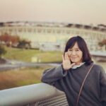 Kaoru Okunuki Instagram – .

SPITZ JAMBOREE TOUR ’23-’24 “HIMITSU STUDIO”

掛川のエコパアリーナで
スピッツのライブを観てきました
これを”推し活”というのなら
私はその言葉が生まれる何十年も前から活動してる！
まだインターネットも普及していない頃
ひたすら電話をかけたり
売り場に並んでライブのチケットを取って
CDも今のようにポチッと買えなかったし
あの頃のスピッツはまだ
どこのお店にも入荷するようなアーティストではなかったから
実家近くのレコード屋さんに注文して発売日を待っていた
(おまけにポスターやポップをもらったりして)
スピッツがたくさんの人に知られるようになったとき
「奥貫さん、スピッツが売れてよかったね！」
と、心から喜んで声をかけてくれた
あのレコード屋さんのおじさんの顔を
今でもときどき思い出す
お店はいつの間にかなくなってしまったけれど
お元気でいらっしゃるといいな

私は、今日も元気です
あれからもずっとスピッツが好きで
「今年はアルバムのCMにも出られたんですよ」
って、報告したい