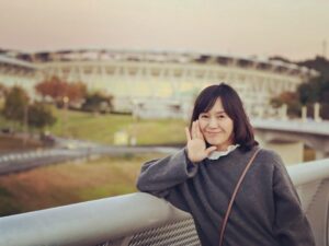 Kaoru Okunuki Instagram - .

SPITZ JAMBOREE TOUR ’23-’24 “HIMITSU STUDIO”

掛川のエコパアリーナで
スピッツのライブを観てきました
これを"推し活"というのなら
私はその言葉が生まれる何十年も前から活動してる！
まだインターネットも普及していない頃
ひたすら電話をかけたり
売り場に並んでライブのチケットを取って
CDも今のようにポチッと買えなかったし
あの頃のスピッツはまだ
どこのお店にも入荷するようなアーティストではなかったから
実家近くのレコード屋さんに注文して発売日を待っていた
(おまけにポスターやポップをもらったりして)
スピッツがたくさんの人に知られるようになったとき
「奥貫さん、スピッツが売れてよかったね！」
と、心から喜んで声をかけてくれた
あのレコード屋さんのおじさんの顔を
今でもときどき思い出す
お店はいつの間にかなくなってしまったけれど
お元気でいらっしゃるといいな

私は、今日も元気です
あれからもずっとスピッツが好きで
「今年はアルバムのCMにも出られたんですよ」
って、報告したい
