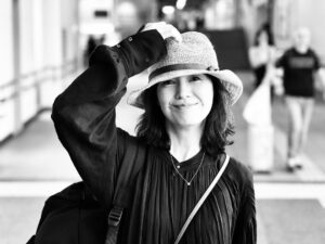 Kaoru Okunuki Instagram - .

季節が急に進んで、夏の想い出が遠くなっていく。
今年の夏は、息子とふたり、陸路であちこちに出かけた。
人混みを通るたび、迷子にならないようにと手をとりそうになるけれど、もう私と同じくらいの背丈で、いつかの小さな男の子ではないのだと気づき、ハッとする。

そろそろ声変わりもはじまりそうで、
きんきらの高い声の、うるさいくらいのおしゃべりを、
たくさん聞いておきたい。

あの子が駅で写真を撮ってくれるとき、
いつもモノクロームなのはなぜだろう。