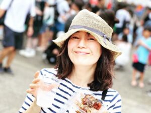 Kaoru Okunuki Instagram - .

お祭り大好き。
日のあるうちに出かけたのは、
久しぶりだったかも。

iPhoneが熱を持ち、
フリーズするくらい暑くて。
ふぅふぅ言いながら、
レモンサワー飲んで、
とうもろこしとたこ焼き食べた◯°