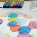 Kaoru Okunuki Instagram – .

アトリエ・エー
@atelier_a2003 
という、ダウン症や自閉を持つ子どもたちとのお絵描き教室に、かれこれ17年近く参加しています。

主催しているのは友人である、赤荻徹さん・洋子さん夫妻。
そのアトリエ・エーの活動も、今年でなんと20周年！
ひとつのことを続けることの大変さを想像すると頭が下がる思いですが、どんな時も変わらぬスタンスで、私たちを待ち受けてくれる。ほんとうに尊いことです。

この日は、
KOKUYO SUMMER FES 2023×アトリエ・エー　
というイベントで、いつもの場所を飛び出して
品川のKOKUYO本社におじゃましました。

初参加のみなさんには楽しんでもらえたでしょうか。
私たちは、いつも通りに楽しかったです。

KOKUYOの透明クレヨンや蛍光クレヨンを使わせてもらい、
子どもたちの作品は、いつにも増してカラフルに仕上がっていました。

“子ども”だったメンバーも流れる年月の中で当たり前に大人になり、それぞれに働き、夜は晩酌を楽しんでいる、なんていうことをうれしそうに話してくれる子も。

ゆるやかなコミュニティの中にまさに多様な世界がある、このアトリエ・エーが、私は大好きです。