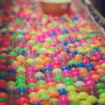 Kaoru Okunuki Instagram - . あっちのお店　 こっちのお店 うろうろきょろきょろしながら 目をかがやかせて スーパーボールをすくうだけで あんなにうれしそうで きっと今だけのことなのだから あと一回だけね もう帰るよ なんて言わないで もう少し待っていてあげたらよかったな もっと小さな頃の公園遊びも そろそろ帰ろう 早く帰ろう　 って、切り上げないで とことん付き合ってあげればよかった ときどきそんなことを思っては 泣きたくなる