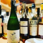 Kaoru Okunuki Instagram - . 東京に戻ってからも何度も思い出す、プルピエの夜 @pourpier_naturalwine 息子とカウンターに並んで 店主の洋一郎さんと楽しくおしゃべりしながら ほんとのほんとに美味しいナチュラルワインと お料理をいただいて 台湾から旅行に来ていたカップルが "Wachgekusst めざめのキス"というワインを飲みながら 幸せそうにしているのを、微笑ましく眺めていた プルピエのためだけにまた山形に行きたいなあと あれからずっと思っている ・Sans Soufre Blanc 2021 Takeda Winery Yamagata ・Detonation Riesling 2021 Immich-Batterieberg Germany ・numero due 2020 Grape Republic Yamagata ・Lorenz Wachgekusst Secco Rose NV Lorenz Germany ・Salento Mondo Nuovo Primitivo 2017 Morella Italy
