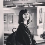 Kaoru Okunuki Instagram - . 夏のお出かけ第一弾は、山形へ。 米沢にある"日本一小さな戦争資料館" を訪ね、山形市では戦争の体験を語り継いでいる方に、お話しを伺ってきました。 終戦を迎えた8月、ちょうど今の息子と同じ12歳だったそうで当時の様子を聞きながら、思い考えることがたくさんありました。 米沢では通りがかりの方の車に乗せてもらい、お昼ごはんに美味しいお餅料理をご一緒したり、新幹線でうっかり寝過ごし、慌てて乗り換えた電車でカメラを落として、壊したり。 (レンズのフィルターの損傷だけですんだ！) 三百坊という山の上のお蕎麦屋さんの板そばが美味しくて、八百坊の温泉湯は、とろりと熱く。 ずっと行ってみたかったプルピエでは、ナチュラルワインをいっぱい！(一杯じゃなくていっぱい) とびきりの楽しみもあって、いい旅でした。 想い出写真の撮影は、息子。そして、夏は続く。
