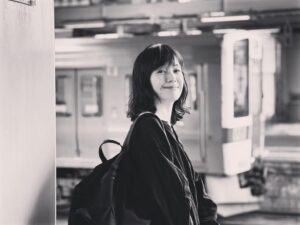 Kaoru Okunuki Instagram - .

夏のお出かけ第一弾は、山形へ。
米沢にある"日本一小さな戦争資料館" を訪ね、山形市では戦争の体験を語り継いでいる方に、お話しを伺ってきました。
終戦を迎えた8月、ちょうど今の息子と同じ12歳だったそうで当時の様子を聞きながら、思い考えることがたくさんありました。

米沢では通りがかりの方の車に乗せてもらい、お昼ごはんに美味しいお餅料理をご一緒したり、新幹線でうっかり寝過ごし、慌てて乗り換えた電車でカメラを落として、壊したり。
(レンズのフィルターの損傷だけですんだ！)
三百坊という山の上のお蕎麦屋さんの板そばが美味しくて、八百坊の温泉湯は、とろりと熱く。
ずっと行ってみたかったプルピエでは、ナチュラルワインをいっぱい！(一杯じゃなくていっぱい)

とびきりの楽しみもあって、いい旅でした。
想い出写真の撮影は、息子。そして、夏は続く。