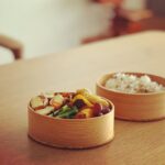 Kaoru Okunuki Instagram - . 1学期のお弁当終了〜のはずが、 美術の授業の居残りで、今日はお昼を持って登校🤣 あわてて作ったお弁当。これでほんとに夏休み。 カオベンは50日の休暇に入ります。 #豚肉巻き #しらす入り卵焼き #かぼちゃの煮物 #きんぴらごぼう #小松菜と塩昆布のナムル #ぶどう #小学生のお弁当 #曲げわっぱ #大館工芸社 #カオベン