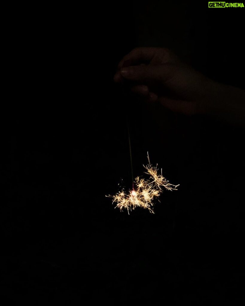 Kaoru Okunuki Instagram - . ずっと花火をしたがっていたから 叶えてあげられて、よかった 花火はもちろんきれいだけれど 小さな光に照らされて うれしそうな子どもの顔ばかり 眺めてしまう