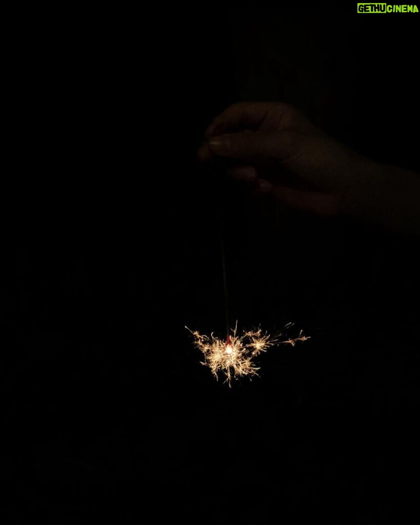 Kaoru Okunuki Instagram - . ずっと花火をしたがっていたから 叶えてあげられて、よかった 花火はもちろんきれいだけれど 小さな光に照らされて うれしそうな子どもの顔ばかり 眺めてしまう